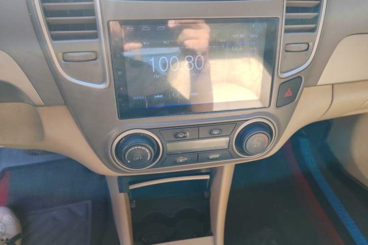 Used Nissan Sylphy 2016 Classic 1.6XE Automatic Comfort Edition Audio And AC Panel