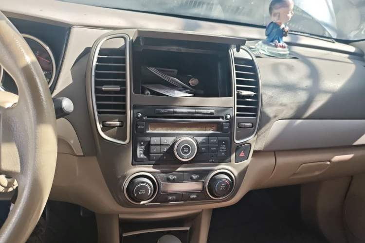 Used Nissan Sylphy 2016 Classic 1.6XE Automatic Comfort Edition Audio And AC Panel