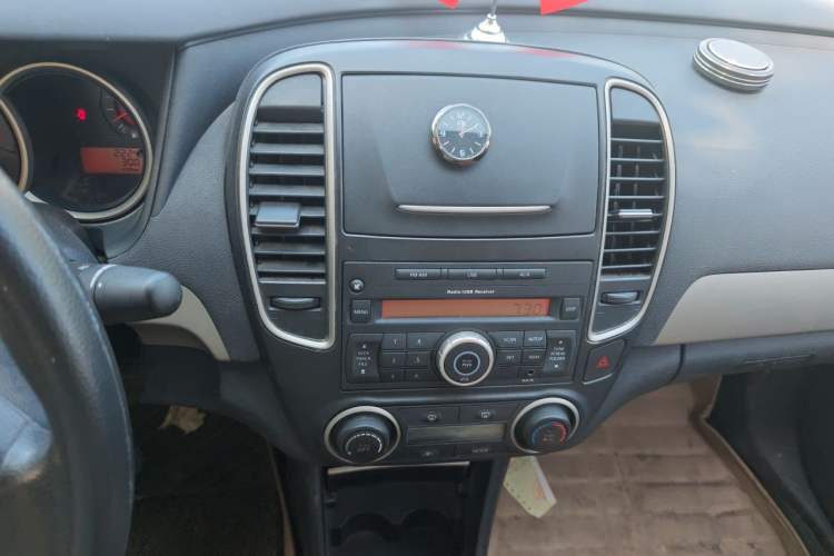 Used Nissan Sylphy 2016 Classic 1.6XL Manual Luxury Edition Audio And AC Panel