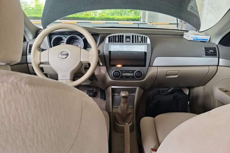 Used Nissan Sylphy 2016 Classic 1.6XE Manual Leading Edition Center Console