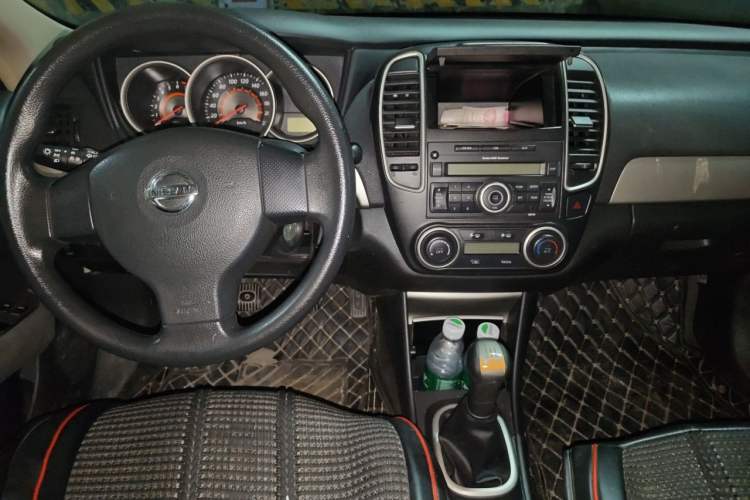 Used Nissan Sylphy 2016 Classic 1.6XE Manual Leading Edition Center Console