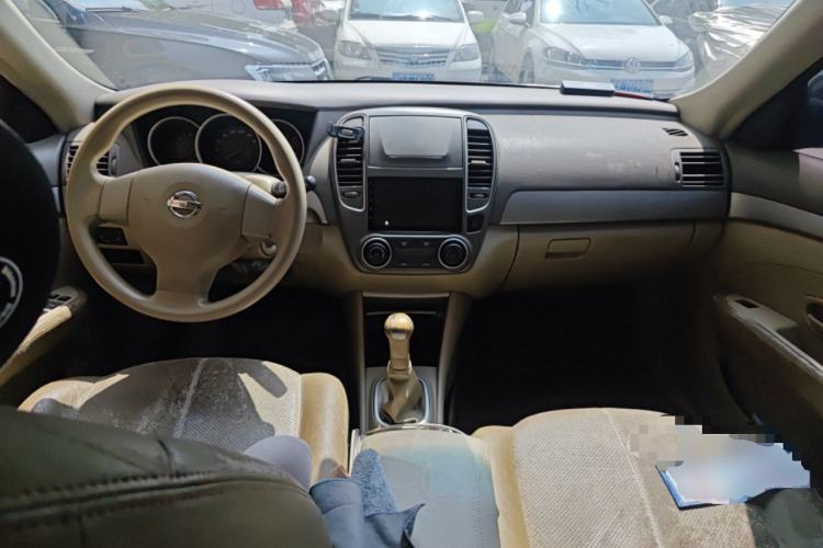 Used Nissan Sylphy 2016 Classic 1.6XE Manual Comfort Edition Center Console