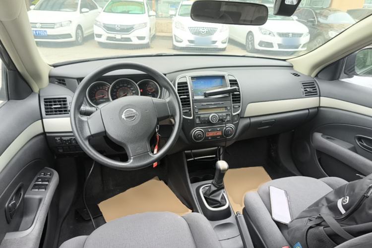 Used Nissan Sylphy 2016 Classic 1.6XE Manual Leading Edition Center Console