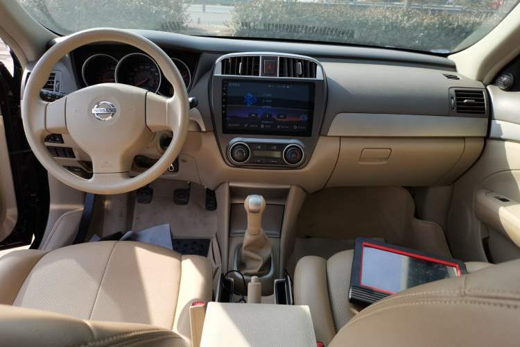 Used Nissan Sylphy 2016 Classic 1.6XE Manual Leading Edition Center Console