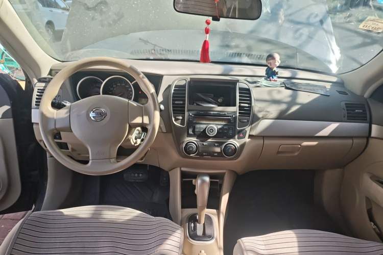 Used Nissan Sylphy 2016 Classic 1.6XE Automatic Comfort Edition Center Console