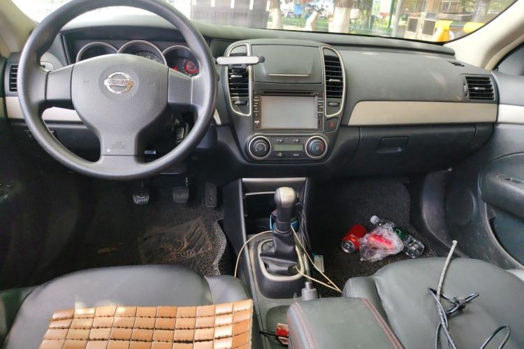 Used Nissan Sylphy 2016 Classic 1.6XE Manual Leading Edition Center Console