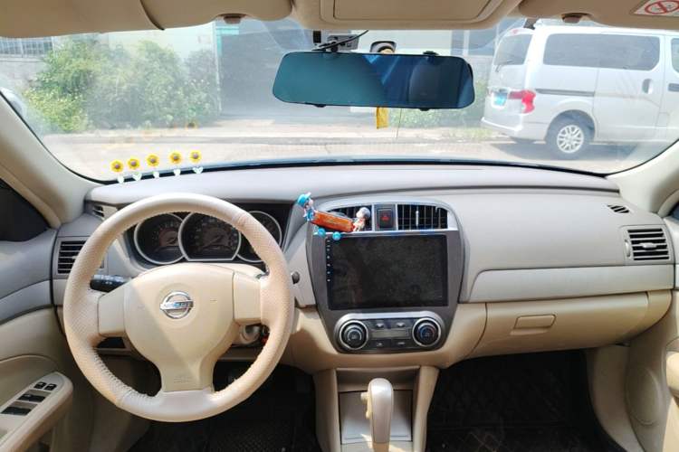Used Nissan Sylphy 2016 Classic 1.6XE Automatic Comfort Edition Center Console