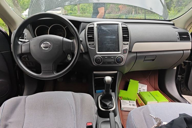 Used Nissan Sylphy 2016 Classic 1.6XE Manual Leading Edition Center Console