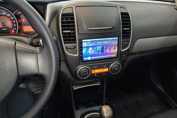 Used Nissan Sylphy 2016 Classic 1.6XE Manual Leading Edition Center Console