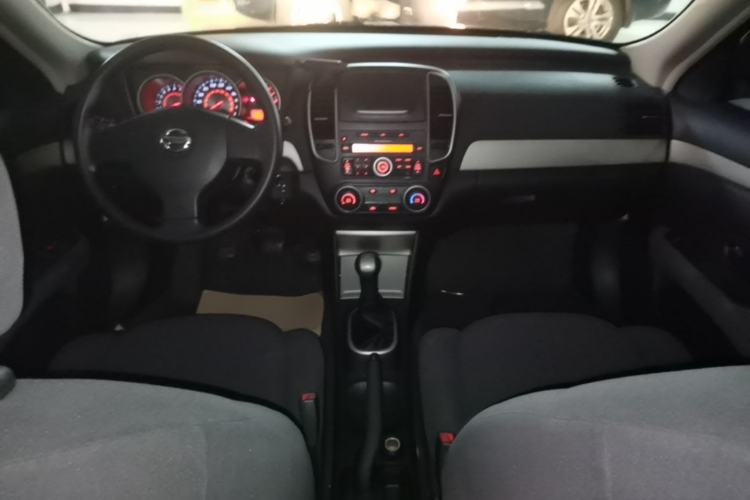 Used Nissan Sylphy 2016 Classic 1.6XE Manual Comfort Edition Center Console