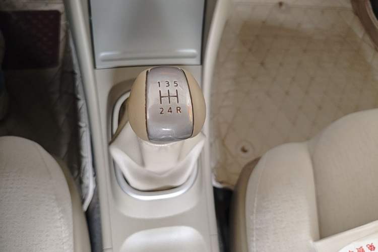 Used Nissan Sylphy 2016 Classic 1.6XE Manual Leading Edition Gear Lever