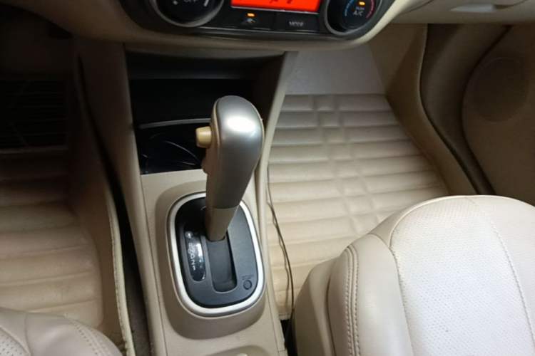 Used Nissan Sylphy 2016 Classic 1.6XE Automatic Leading Edition Gear Lever