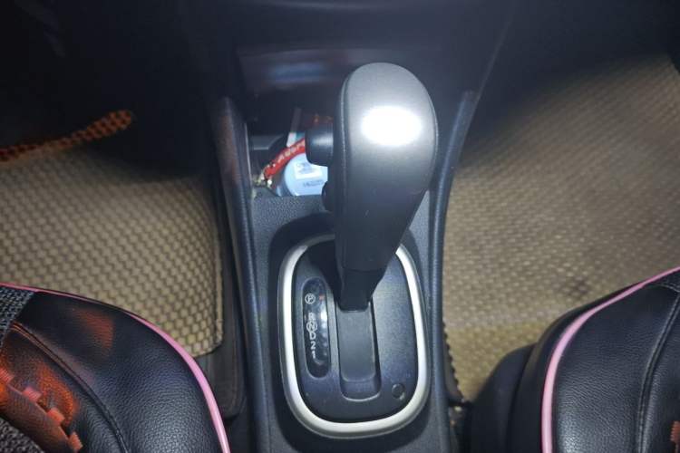 Used Nissan Sylphy 2016 Classic 1.6XE Automatic Leading Edition Gear Lever