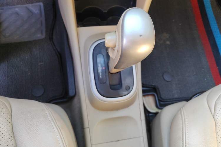 Used Nissan Sylphy 2016 Classic 1.6XE Automatic Comfort Edition Gear Lever