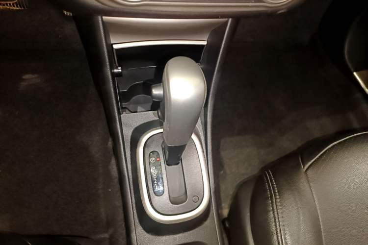 Used Nissan Sylphy 2016 Classic 1.6XE Automatic Leading Edition Gear Lever