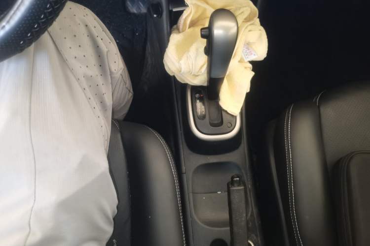 Used Nissan Sylphy 2016 Classic 1.6XE Automatic Leading Edition Gear Lever