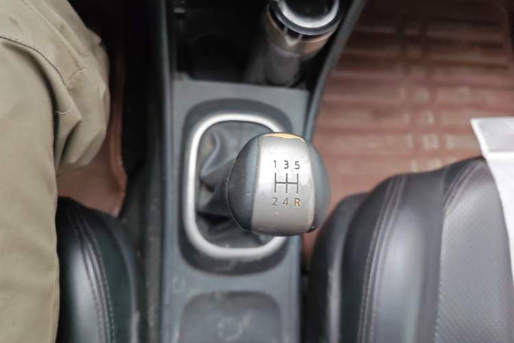 Used Nissan Sylphy 2016 Classic 1.6XE Manual Leading Edition Gear Lever