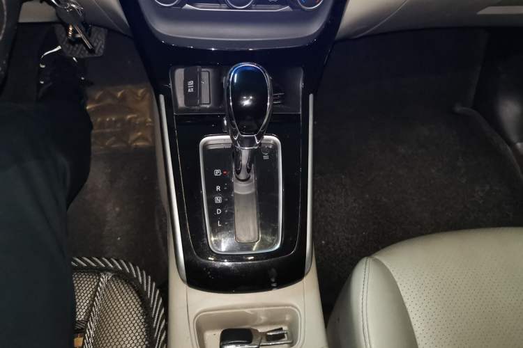 Used Nissan Sylphy 2016 1.6 XL CVT Luxury Edition Gear Lever