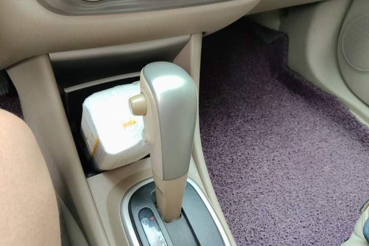 Used Nissan Sylphy 2016 Classic 1.6XE Automatic Leading Edition Gear Lever