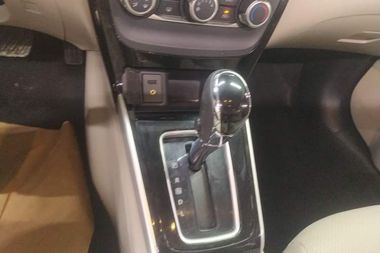 Used Nissan Sylphy 2016 1.6 XL CVT Deluxe Edition Gear Lever