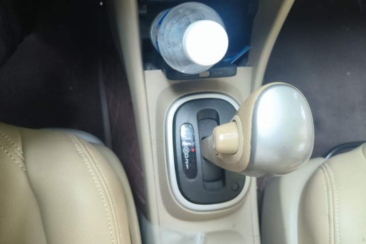 Used Nissan Sylphy 2016 Classic 1.6XE Automatic Comfort Edition Gear Lever