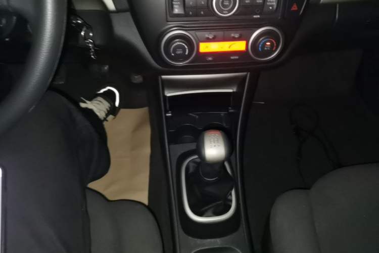 Used Nissan Sylphy 2016 Classic 1.6XE Manual Comfort Edition Gear Lever