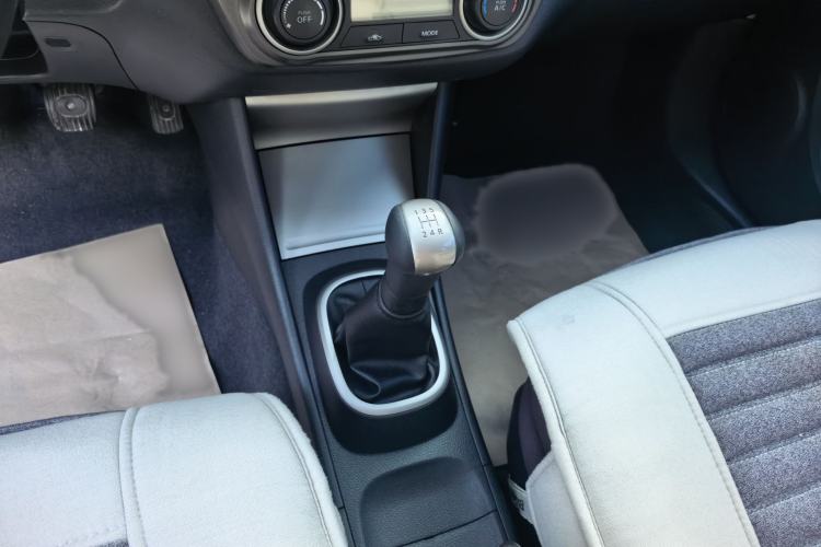 Used Nissan Sylphy 2016 Classic 1.6XE Manual Comfort Edition Gear Lever
