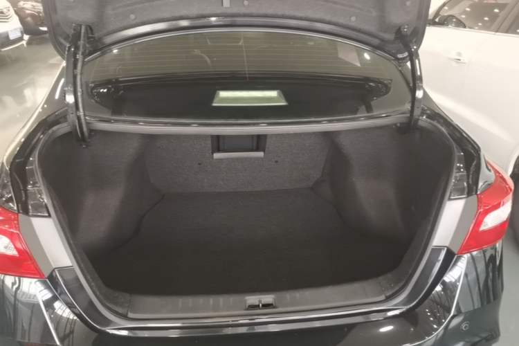 Used Nissan Sylphy 2016 1.6 XL Manual Luxury Edition Trunk
