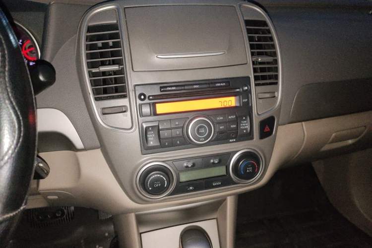 Used Nissan Sylphy 2016 Classic 1.6XE Automatic Comfort Edition Audio And AC Panel