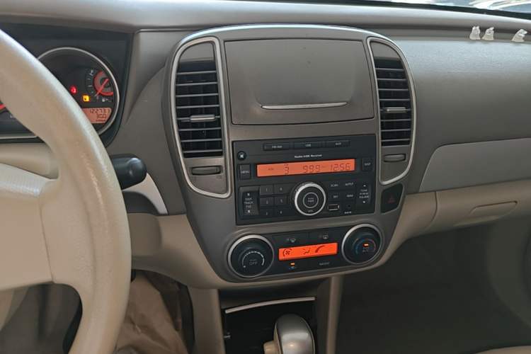 Used Nissan Sylphy 2016 Classic 1.6XE Automatic Comfort Edition Audio And AC Panel