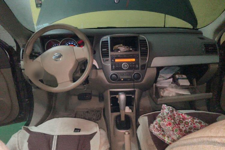 Used Nissan Sylphy 2016 Classic 1.6XE Automatic Comfort Edition Center Console