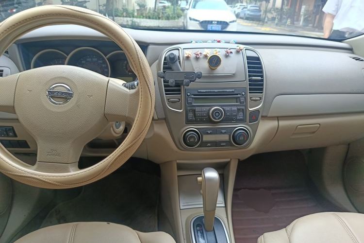Used Nissan Sylphy 2016 Classic 1.6XE Automatic Comfort Edition Center Console