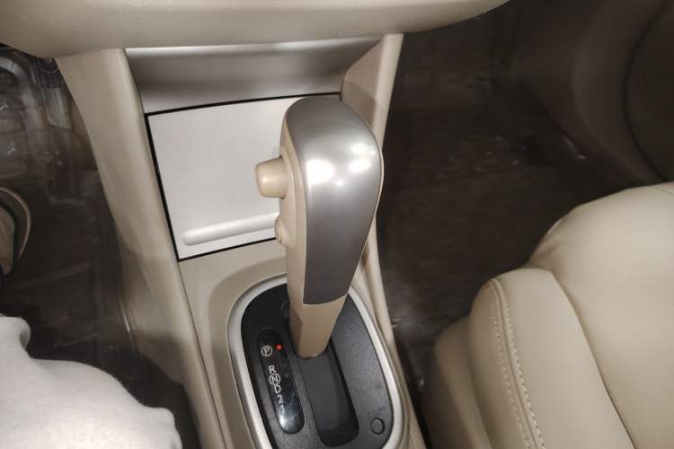 Used Nissan Sylphy 2016 Classic 1.6XE Automatic Leading Edition Gear Lever