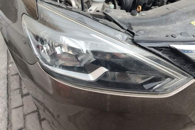 Used Nissan Sylphy 2016 1.6 XL Manual Luxury Edition Right Front Headlight