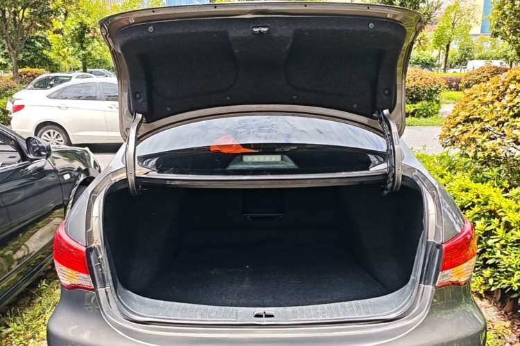 Used Nissan Sylphy 2016 Classic 1.6XE Automatic Leading Edition Trunk