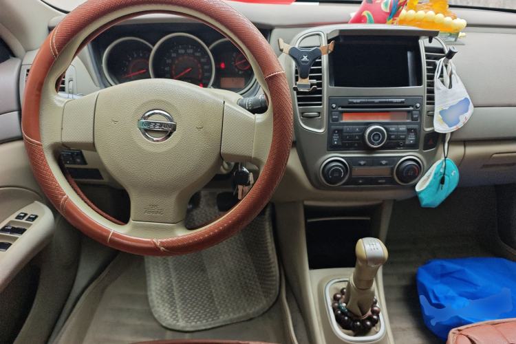 Used Nissan Sylphy 2016 Classic 1.6XE Manual Comfort Edition Center Console
