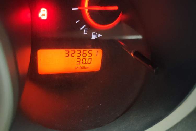 Used Nissan Sylphy 2016 Classic 1.6XE Manual Leading Edition Odometer Close Up