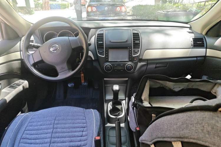 Used Nissan Sylphy 2016 Classic 1.6XE Manual Leading Edition Center Console