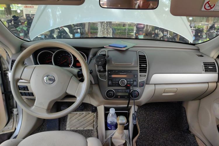 Used Nissan Sylphy 2016 Classic 1.6XE Manual Leading Edition Center Console