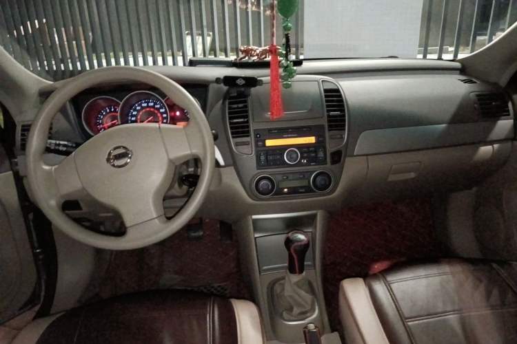 Used Nissan Sylphy 2016 Classic 1.6XE Manual Leading Edition Center Console