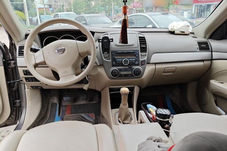 Used Nissan Sylphy 2016 Classic 1.6XE Manual Comfort Edition Center Console