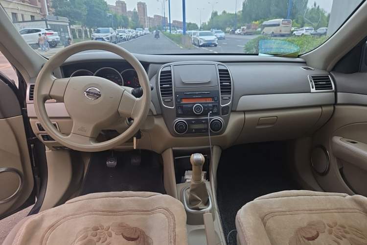 Used Nissan Sylphy 2016 Classic 1.6XE Manual Leading Edition Center Console