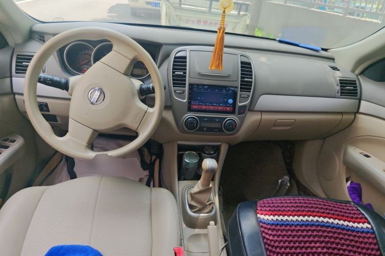 Used Nissan Sylphy 2016 Classic 1.6XE Manual Leading Edition Center Console