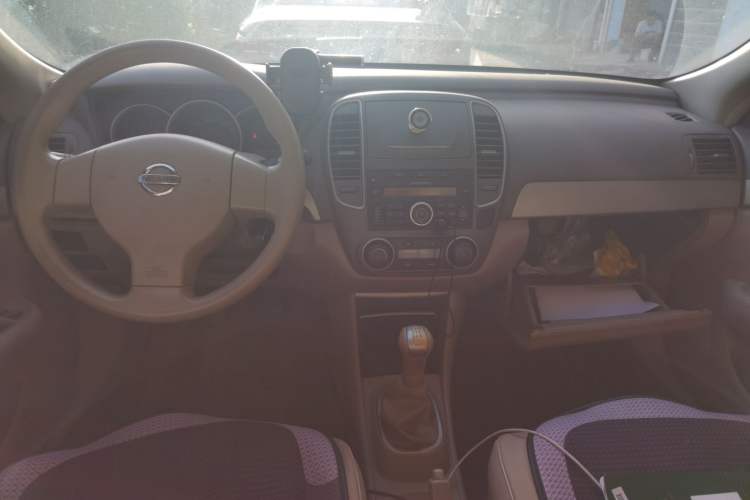 Used Nissan Sylphy 2016 Classic 1.6XE Manual Leading Edition Center Console