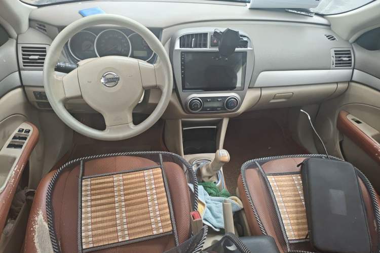 Used Nissan Sylphy 2016 Classic 1.6XE Manual Comfort Edition Center Console