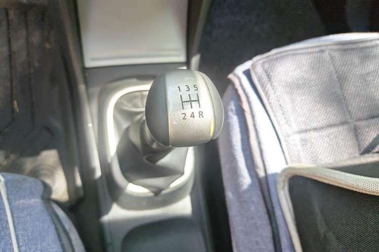 Used Nissan Sylphy 2016 Classic 1.6XE Manual Leading Edition Gear Lever