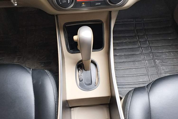 Used Nissan Sylphy 2016 Classic 1.6XE Automatic Leading Edition Gear Lever