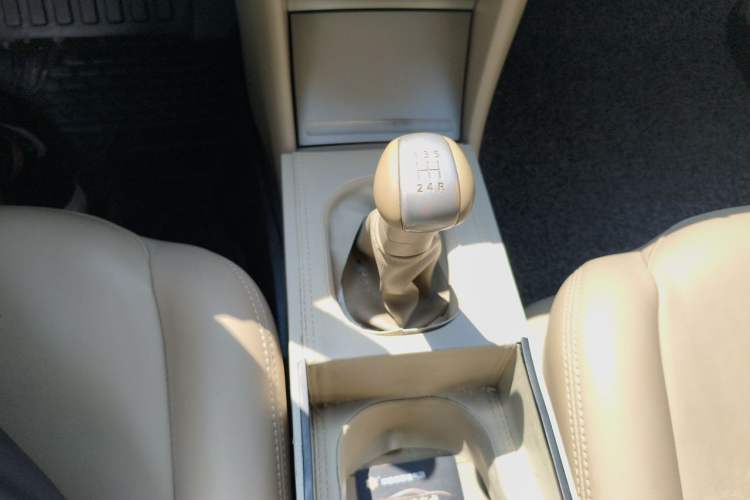 Used Nissan Sylphy 2016 Classic 1.6XE Manual Comfort Edition Gear Lever
