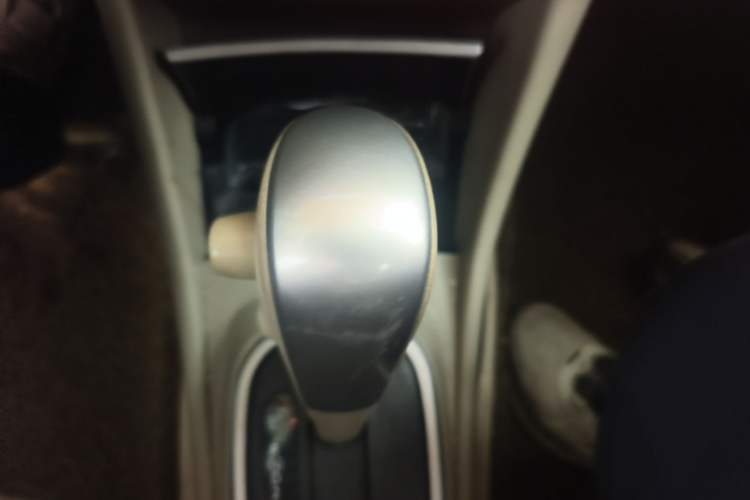 Used Nissan Sylphy 2016 Classic 1.6XE Automatic Leading Edition Gear Lever