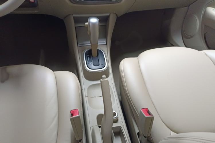 Used Nissan Sylphy 2016 Classic 1.6XE Automatic Leading Edition Gear Lever